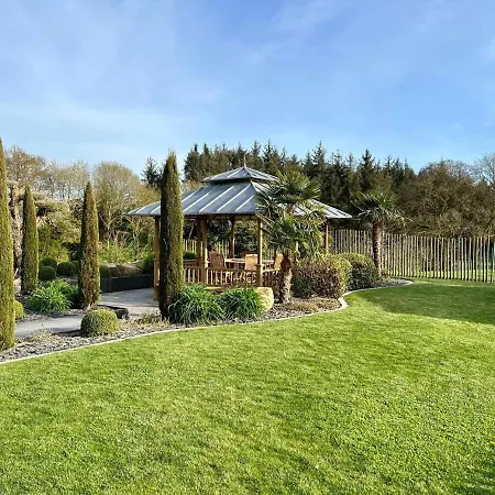 Grande Maison En Campagne Avec Piscine, 11 Voyageurs Holiday home Henansal