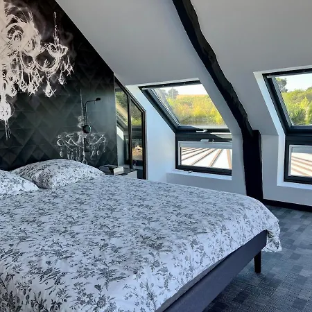 Grande Maison En Campagne Avec Piscine, 11 Voyageurs Holiday home Henansal